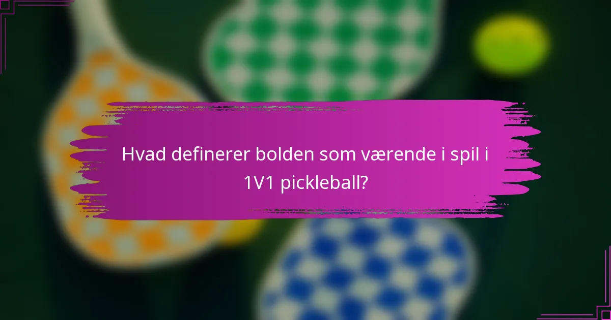 Hvad definerer bolden som værende i spil i 1V1 pickleball?